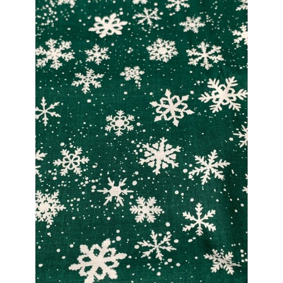 Green Snowflake Cotton Fabric 1/2 yard x 44" Craft Sewing Quilting By Hallmark - Picture 1 of 3